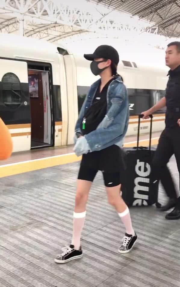 关晓彤反戴鸭舌帽,关晓彤戴着口罩