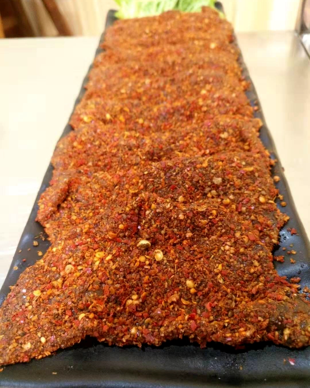 这家火锅店的锅上有俩老龙头，人家说，摸摸老龙头吃喝都不愁