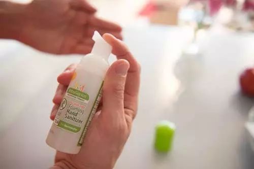 宝宝湿巾真的不能用吗 (宝宝专用的湿巾可以长期使用吗)