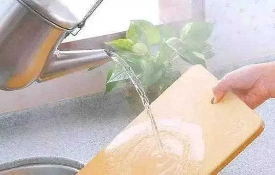 厨房卫生很重要,看看菜板是否有霉菌,赶紧清洗干净