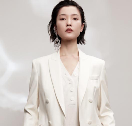 孙俪最新发型半丸子头,孙俪发型烫发小卷图片