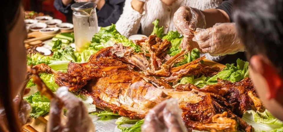 木屋烧烤夏季也有烤全羊吗,木屋烧烤的烤全羊