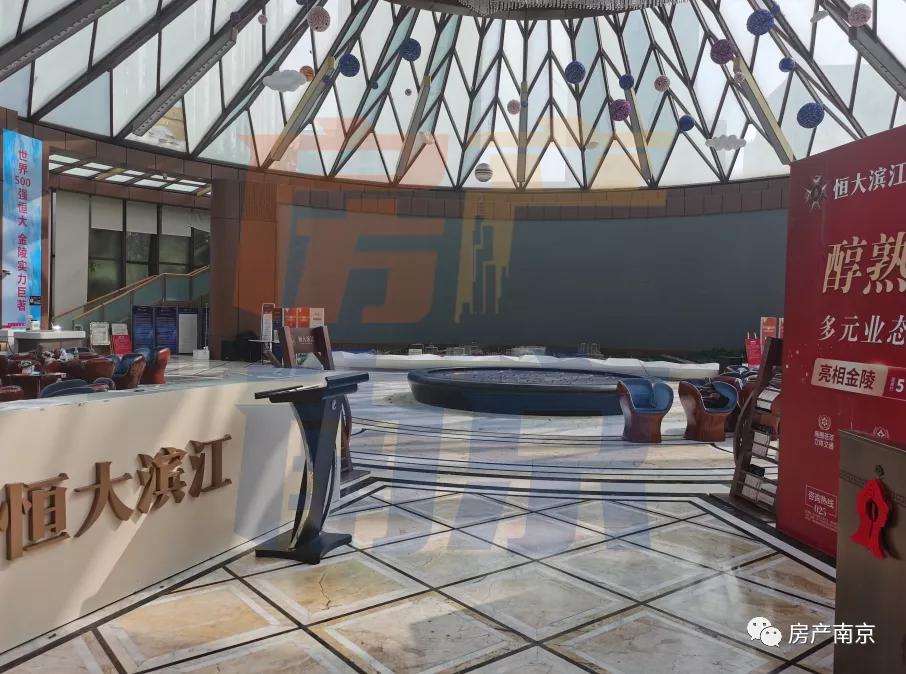 商务区无商务、300米地标成停车场！鼓楼滨江，我还要等你多久？