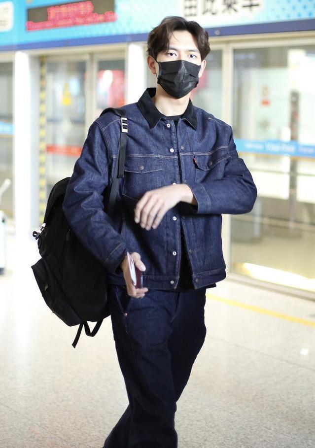 李现穿牛仔衣现身机场,李现和华晨宇牛仔衣