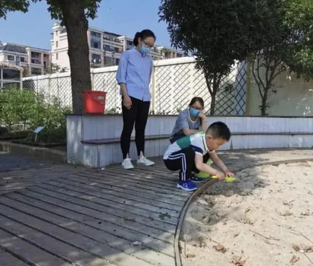 幼儿园复学全班唯一孩子,幼儿园复学只来一人小视频