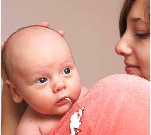 宝宝鼻塞导致吐奶有血丝,宝宝鼻塞有鼻涕还吐奶