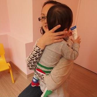 2岁宝宝受惊吓后，婆婆的操作获医生夸赞，让儿媳心服口服