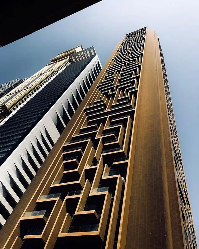 迪拜街头捡到一辆豪车,迪拜豪车坟场里的废弃豪车