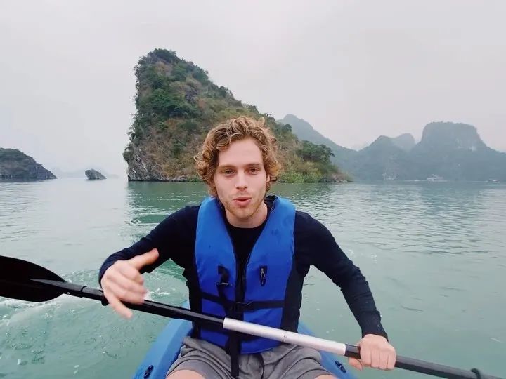 澳大利亚男歌手跟越美混血女星求婚成功