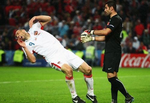 因为个子太高，天才前锋踢了12年守门员，画画位置成就传奇生涯