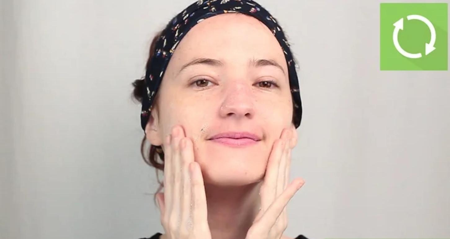 秋冬季节皮肤起痘痘,换季皮肤起闭口痘痘