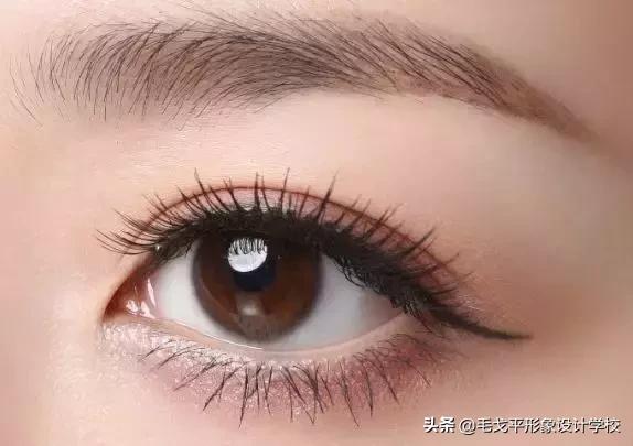 眼线一画上就晕染,眼线一笔画完视频