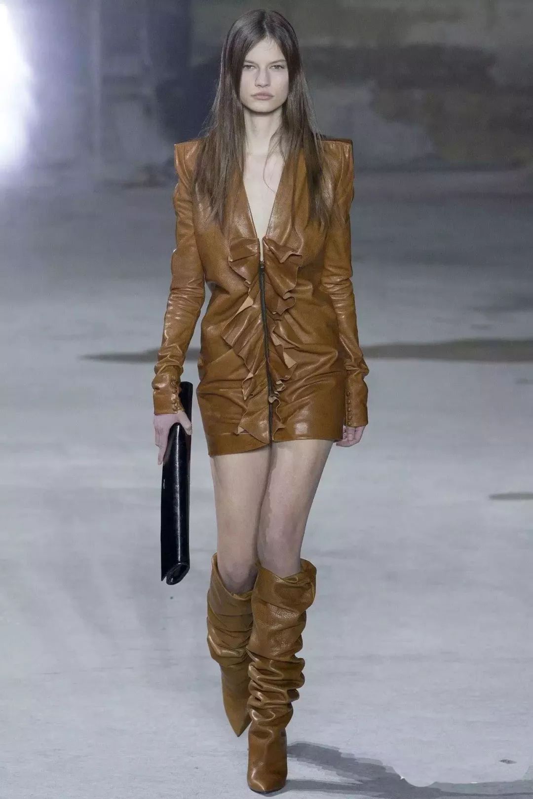 穿上长筒靴，拥有逆天长腿的同时还可以跟秋裤saybyebye