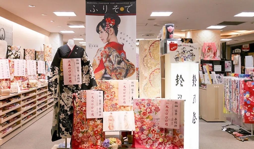 游客都去逛百货商店了,日本人自己去了这里