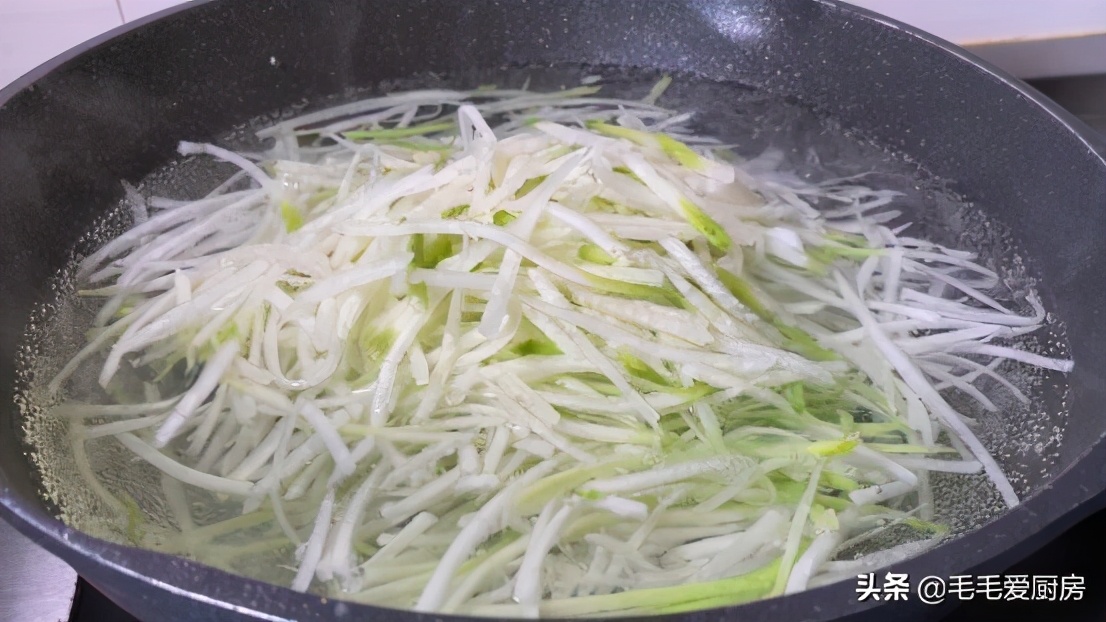 蒸包子诀窍告诉你不要直接上蒸笼,蒸包子要咋蒸不粘