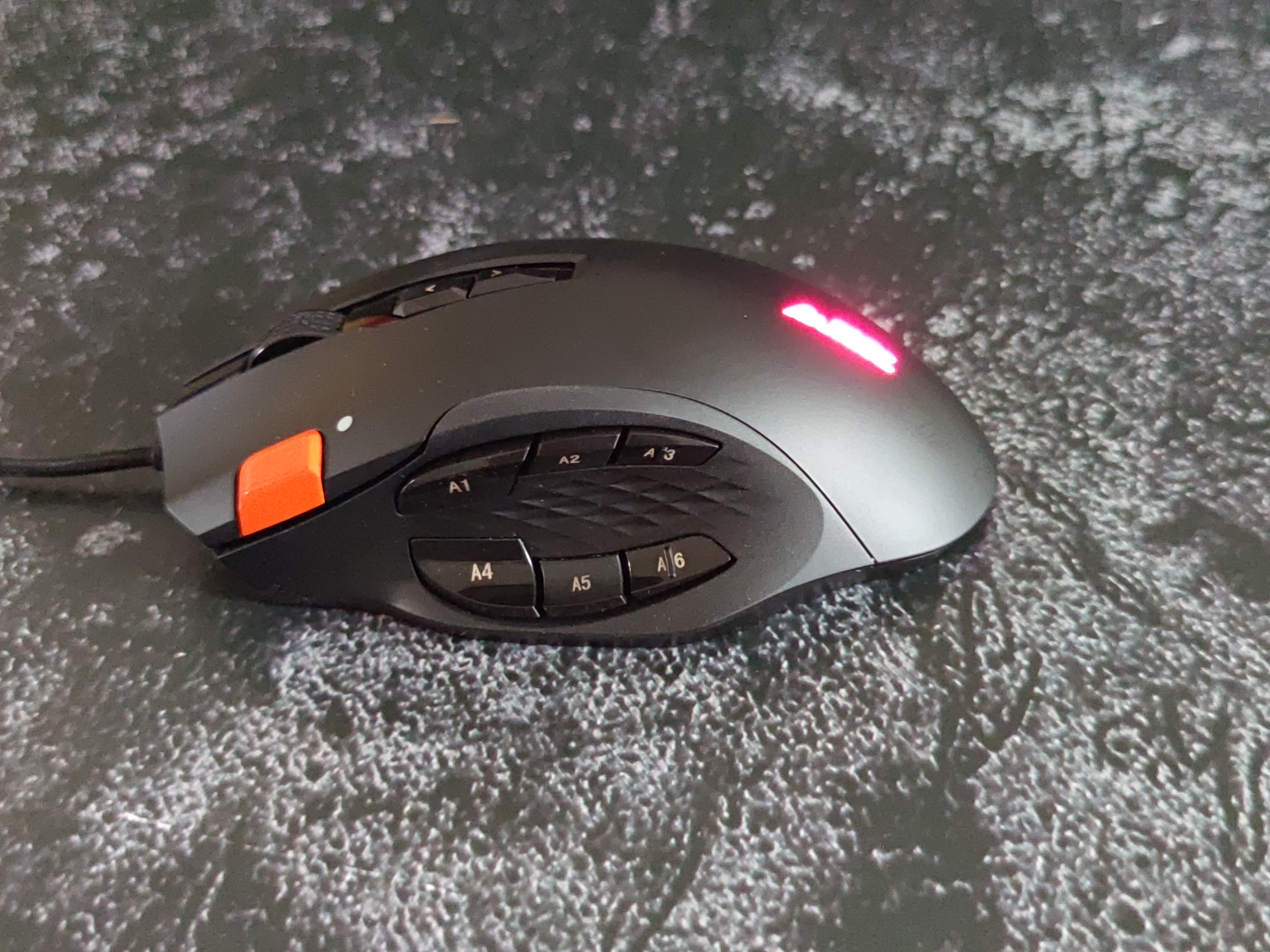 还在为了射击游戏苦练枪法？试试这款游戏鼠标，让你“秒”变大神