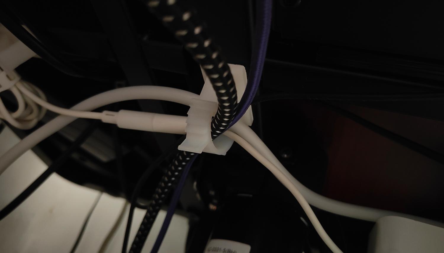 游戏宅的电脑桌面,游戏头戴式耳机rog棱镜s