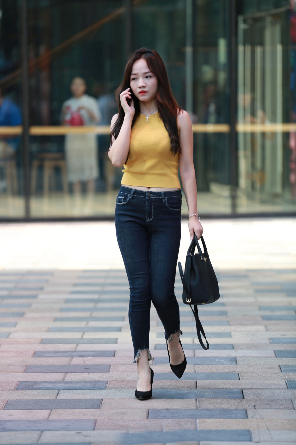 休闲简约显瘦针织衫,蓝色针织衫配牛仔裤走复古风