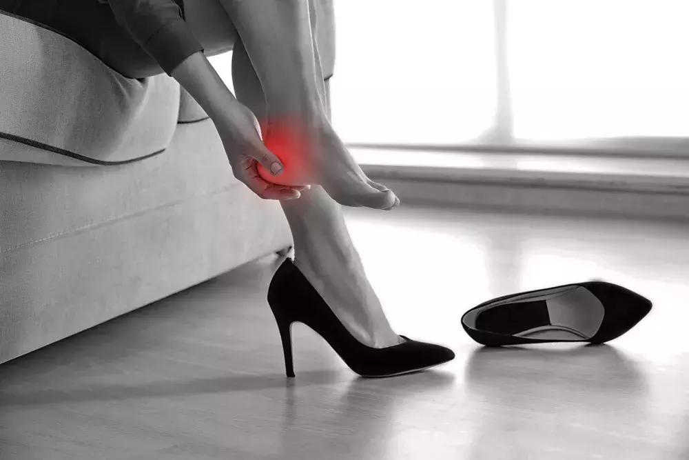 细跟高跟鞋有多大危害 (高跟鞋的危害到底有多大)