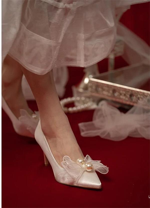 婚鞋如何选择既舒服又好看且实用 (红色婚鞋怎么挑选)