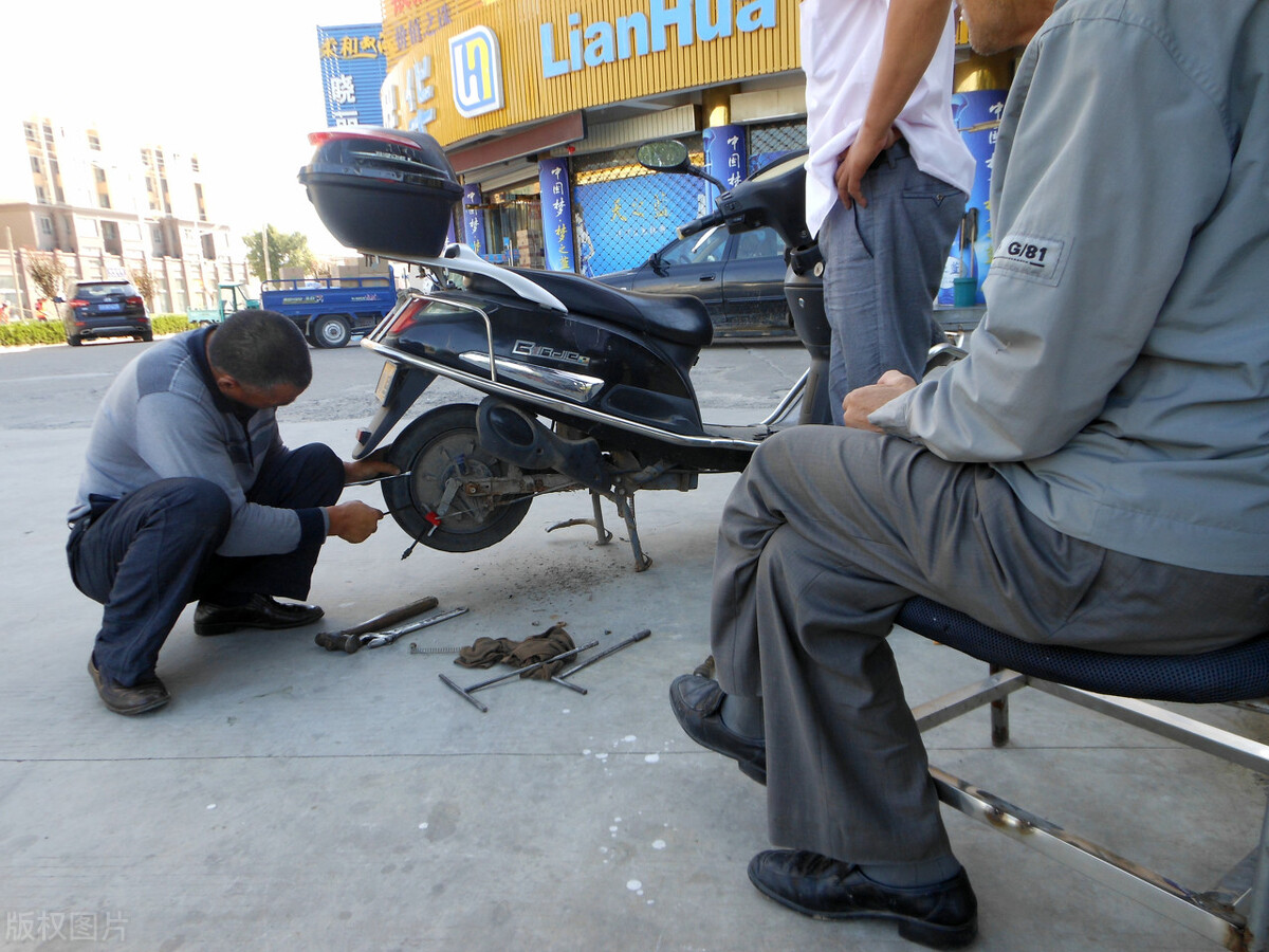 电动车爆胎最好处理方法,电动车爆胎了怎么自救
