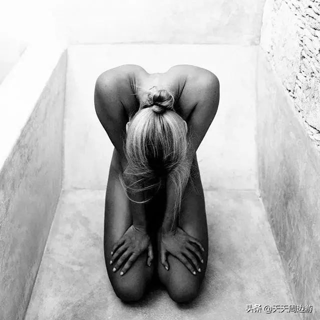 她在世界各地拍下裸照，吸引了8000万的粉丝，却没有一张是色情的