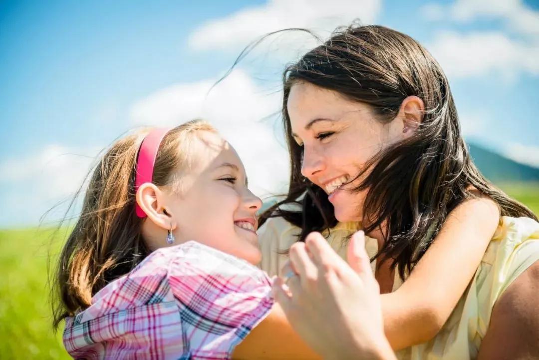 孩子在家不出门怎么办,孩子在家很活泼去学校不怎么说话