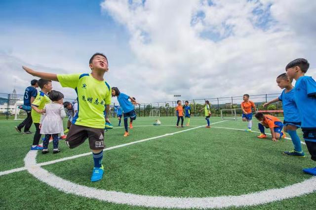 少儿足球零基础体验课,少儿暑期足球体验课