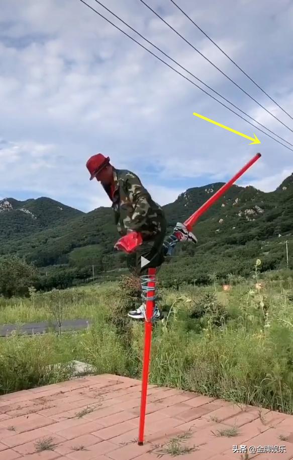 赵四扮演者刘小光单腿踩高跷，差点误触高压线，重蹈宏楠式的悲剧