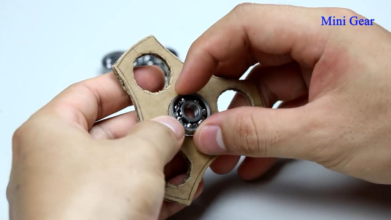 怎么用瓶盖做炫酷的陀螺,风火轮陀螺怎么做