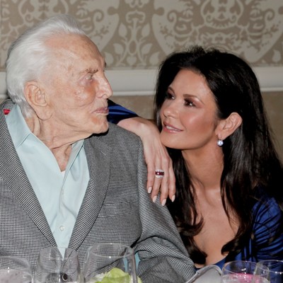 媳妇儿永远是父子关系中的润滑剂，老道格拉斯教导夫妻相处之道