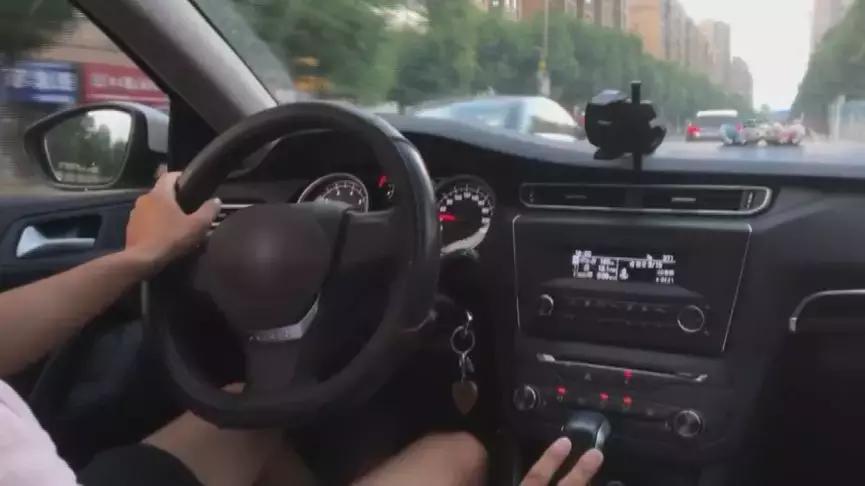 最稳的握方向盘方式,握方向盘时正确的操作方法