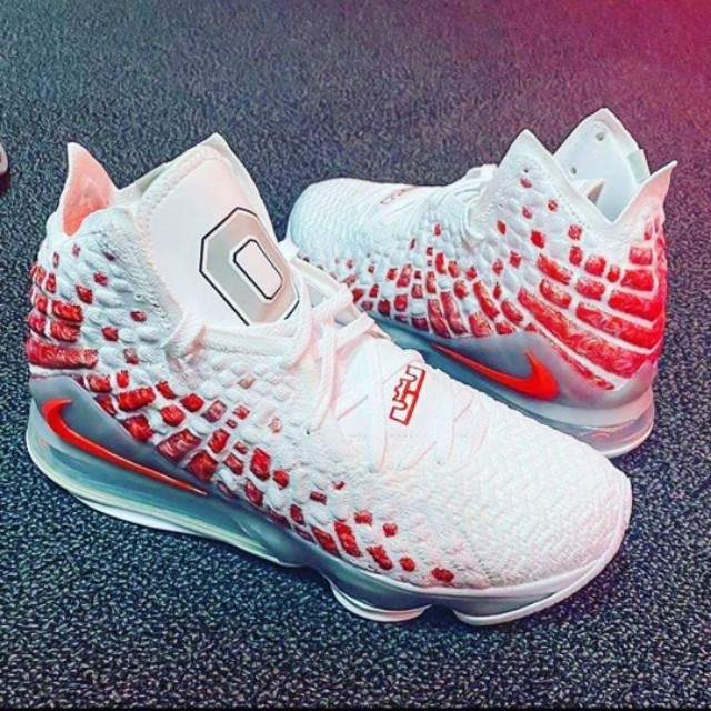 詹姆斯17low和欧文8哪个好,nikelebron17low詹姆斯17