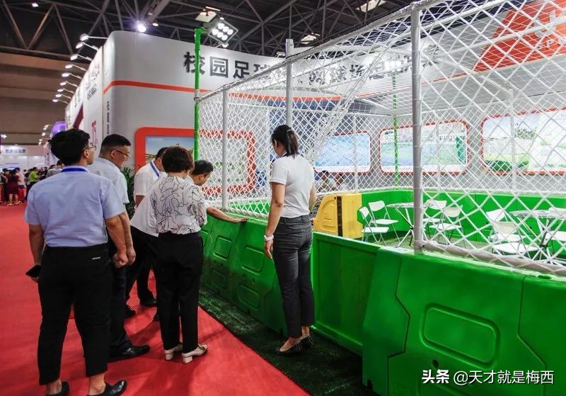 火辣辣的重庆教育装备展哗啦啦的恰好时校园智能足球场！
