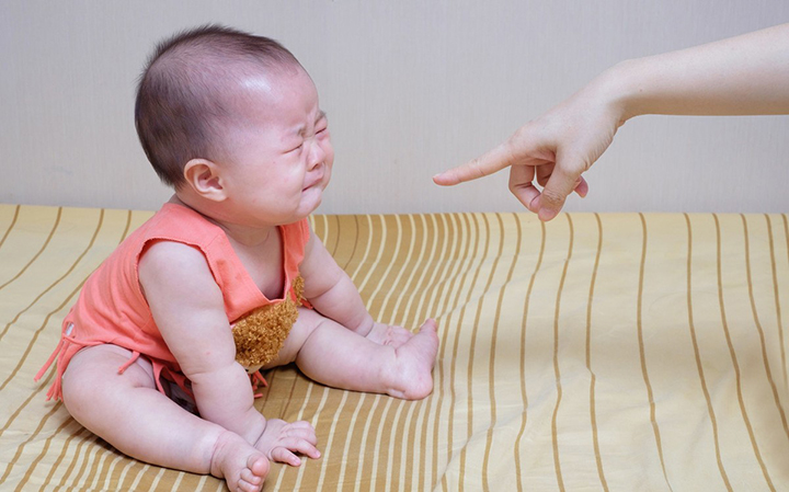 孩子哭是打一顿还是让她继续哭,孩子哭让你哭个够