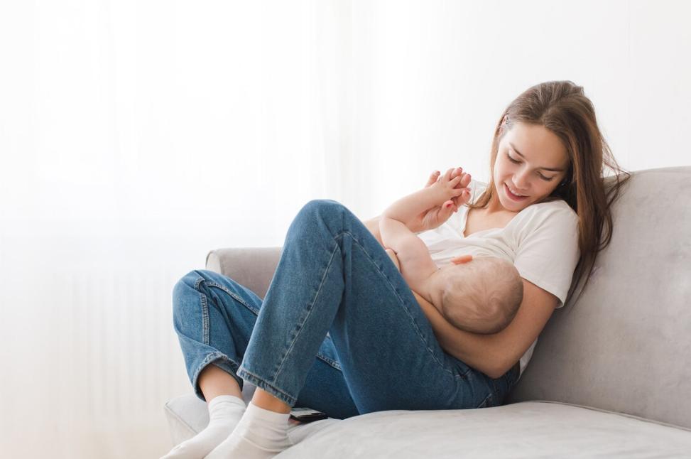 几个因素易导致母乳不足，宝宝若没吃饱，便便往往是这种状态