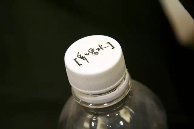 睡前喝水多会导致眼袋更大吗,睡前大量喝水为啥会加重眼袋