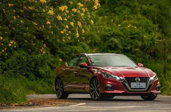 更快、更年轻，它还是那个熟悉的“大沙发”吗？|试驾第七代天籁