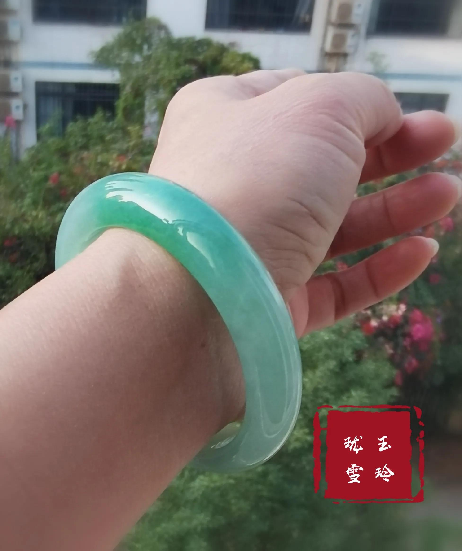 怎么挑选适合自己的玉手镯,玉手镯怎么选才是最好的呢