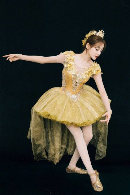 迪丽热巴跳芭蕾舞当场摔倒,迪丽热巴转场摔倒忍痛继续表演