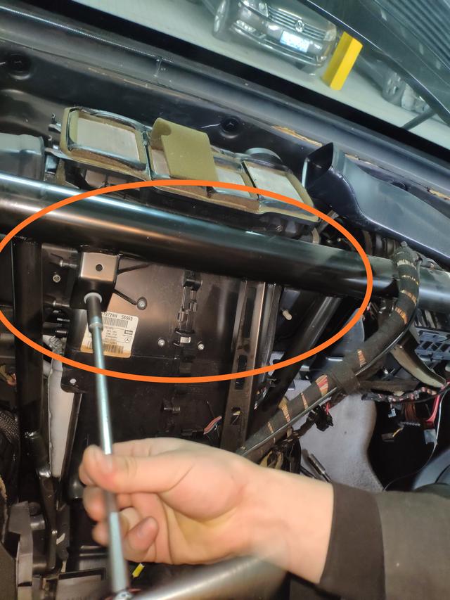 奔驰r350发动机后部漏水维修案例,奔驰r350最外侧水箱怎么拆解