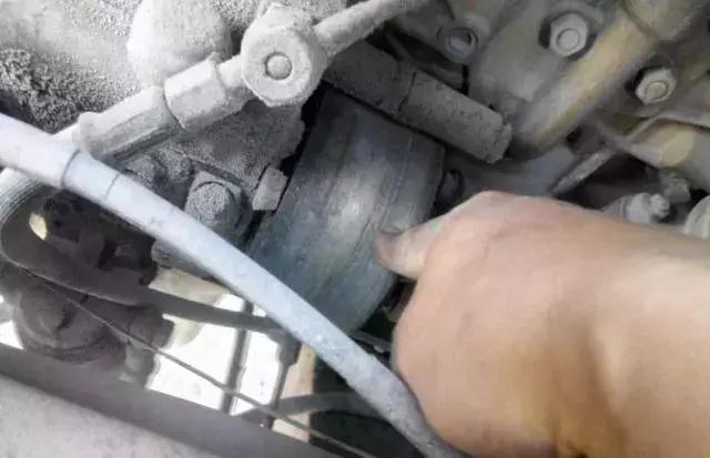 柴油发动机冒白烟启动不了,发动机尾气冒大量白烟加油无力