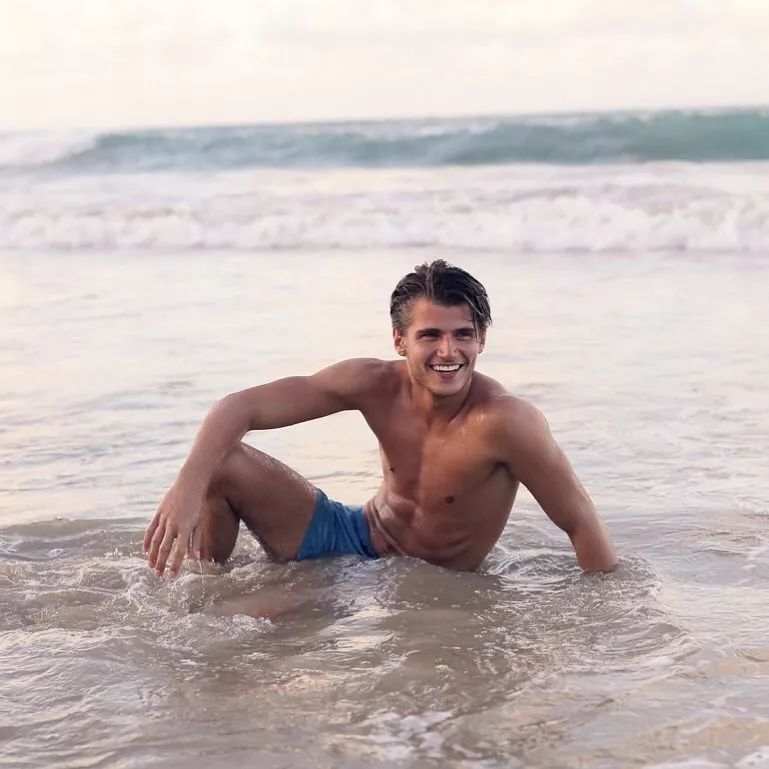 被嘲笑路人长相的搞笑网红TwanKuyper，成为Versace男模