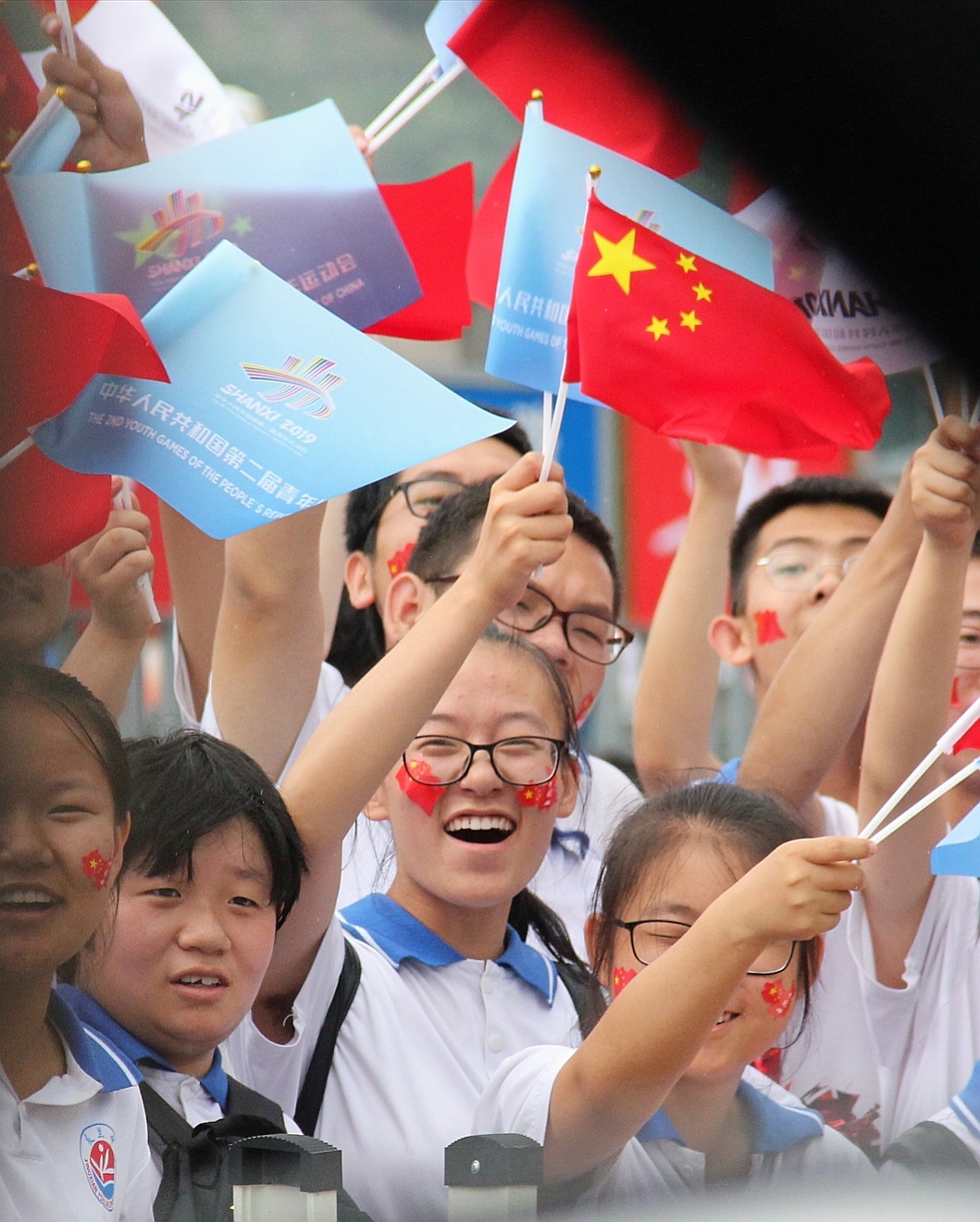 红色兴县喜迎二青圣火30万老区人民传递青*梦春**想