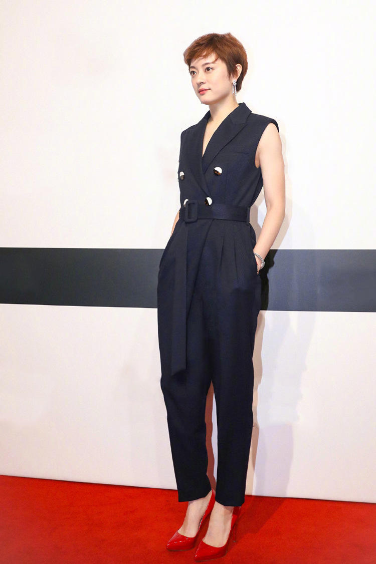 孙俪穿搭减龄半身裙短发长腿,孙俪的新发型减龄又甜