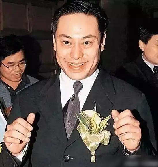 本是美艳无双的长相，却甘愿成为富豪们的“猎物”，耗尽青春