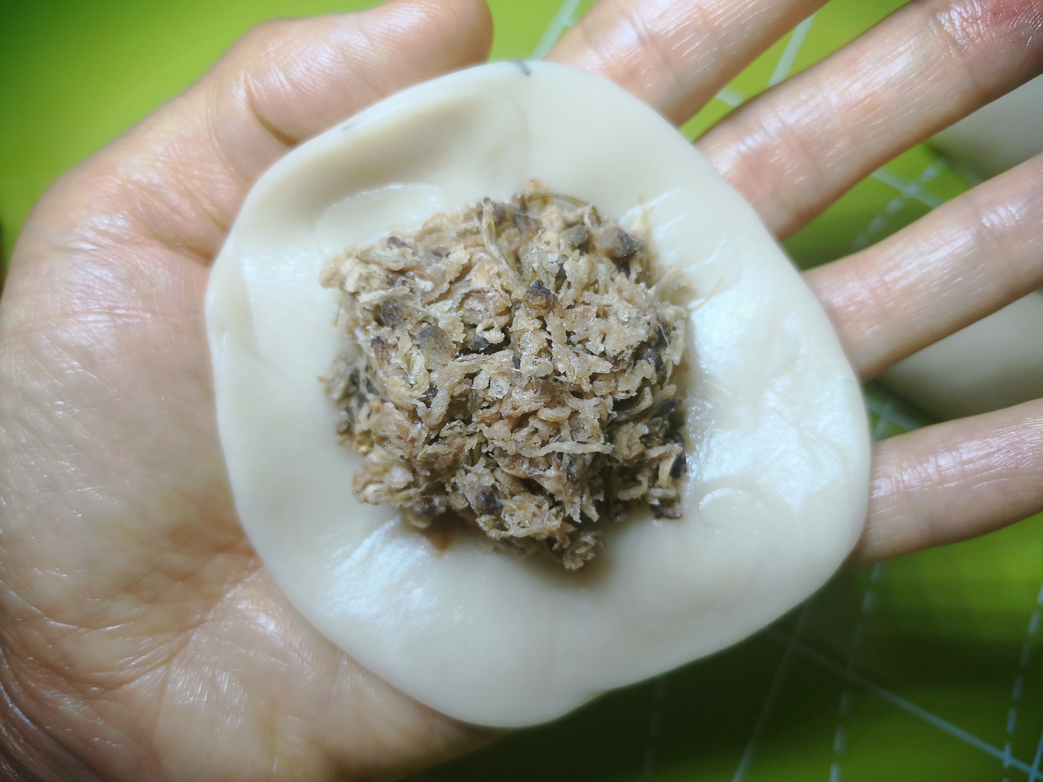 槐花饼怎么煎又软又香,槐花的10种家常做法槐花饼