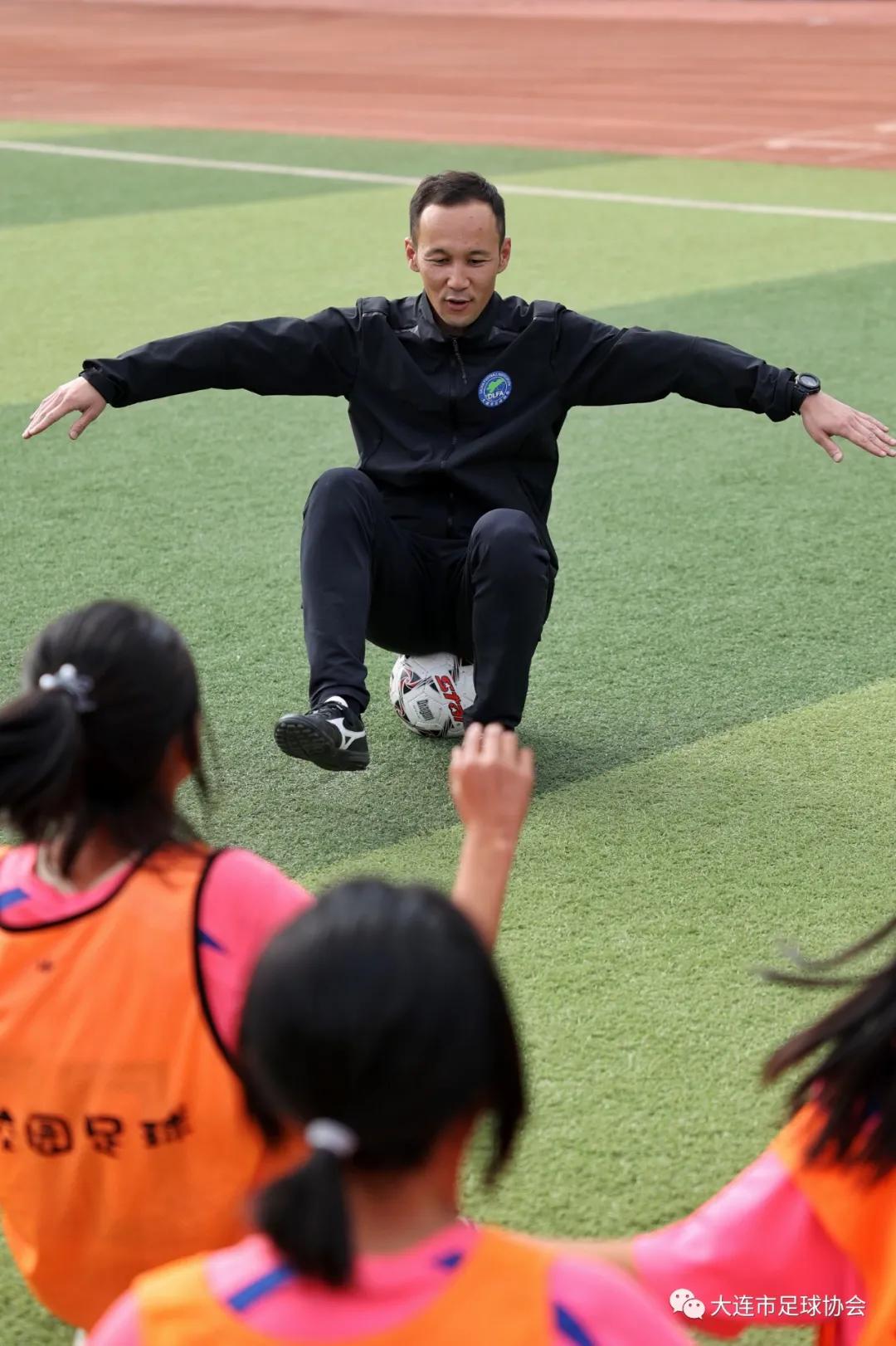 亚足联-中国足协“梦想中国”走进大连市八一希望小学