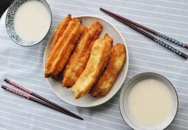 早上吃完早餐就想上厕所正常吗,吃完早餐后总是要再去趟厕所