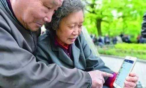 老年人跟团旅游被骗怎么办 (老人参加旅游团被坑)